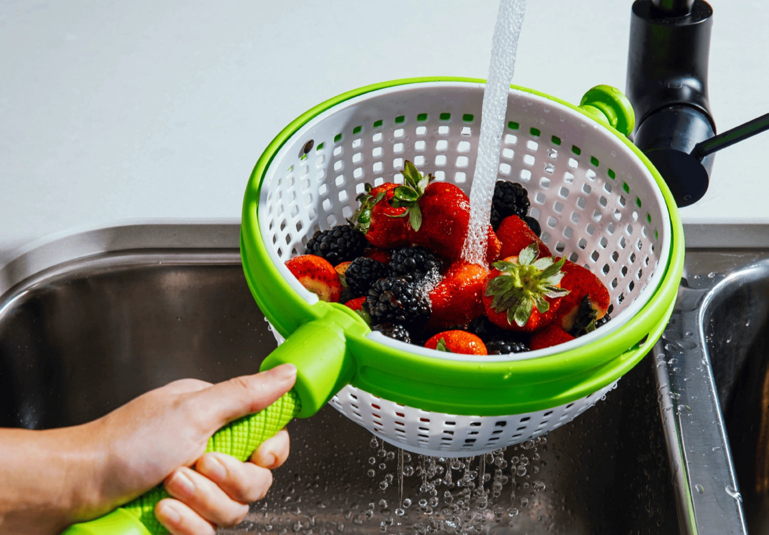 Spina Colander / Salad Spinner by Dreamfarm
